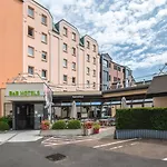 Centre Rive Droite Hotell 3*