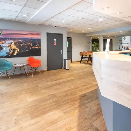 Centre Rive Droite Hotell